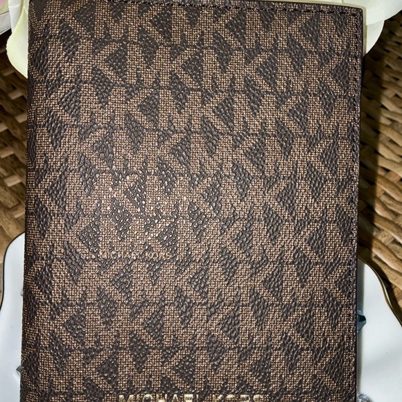 Michael Kors Signature Folding Card Case - Picture 6 of 14